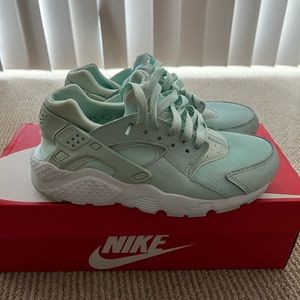 7y light worn Nike huarache